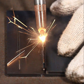 Maszyna do spawania laserowego ręcznego z płytami metalowymi 1000W 1500W 2000W